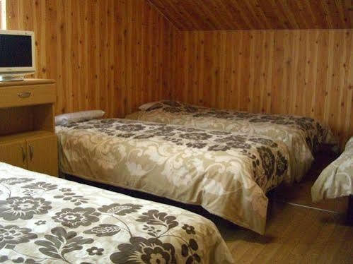 Pension Ken And Mary Бией Екстериор снимка
